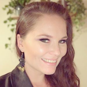 Meet your Posher, Mona